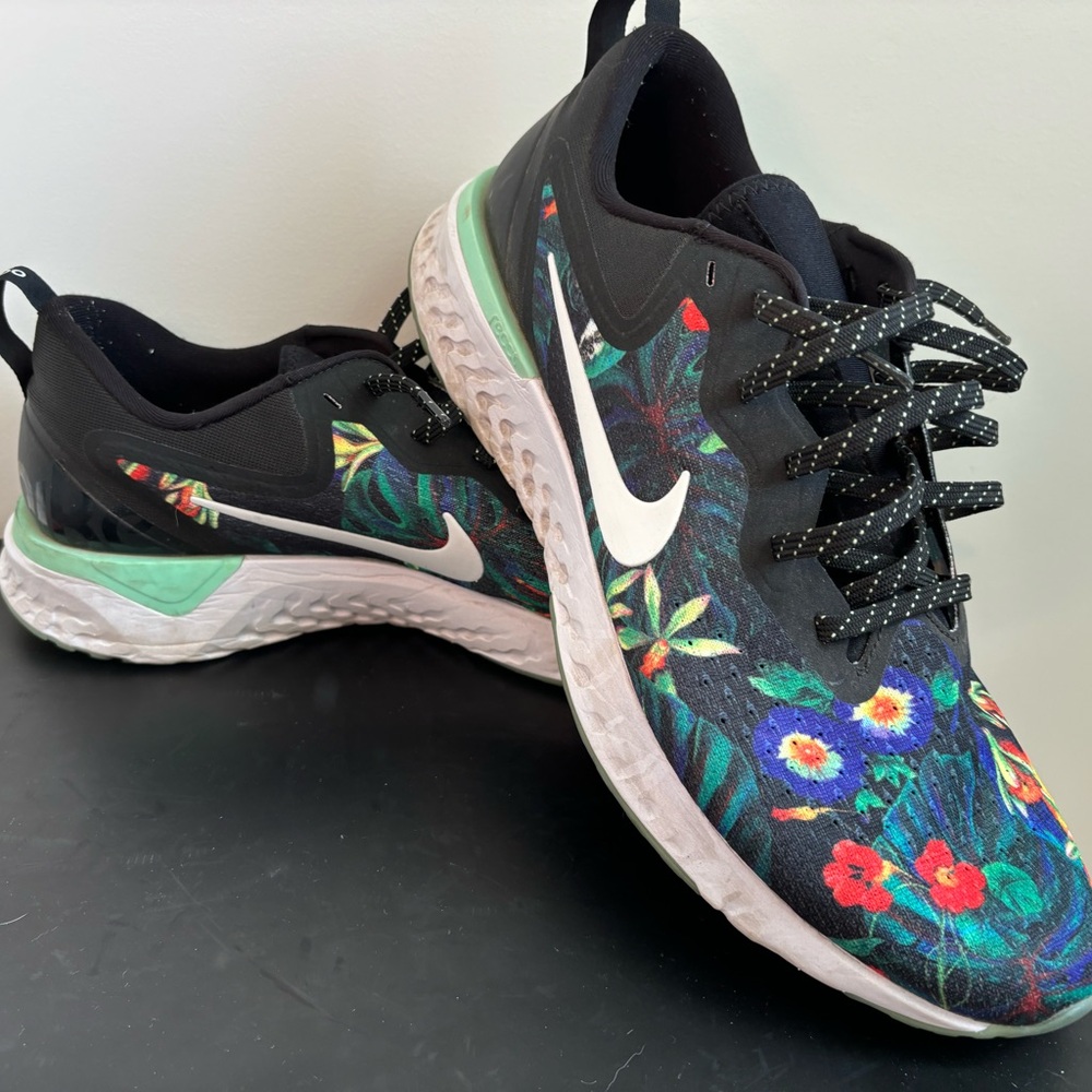Nike Black and Green Athletic Shoes with Classic Design